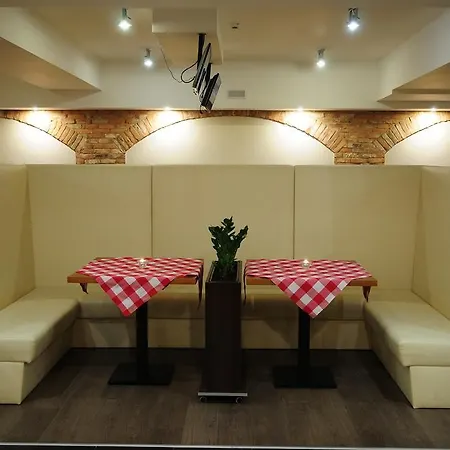 Hotel Niepolomice Отель Неполомице