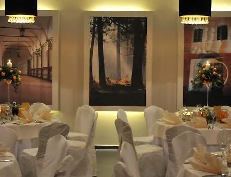 Hotel Niepolomice Отель