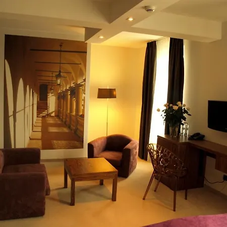 Hotel Niepolomice Отель 3*